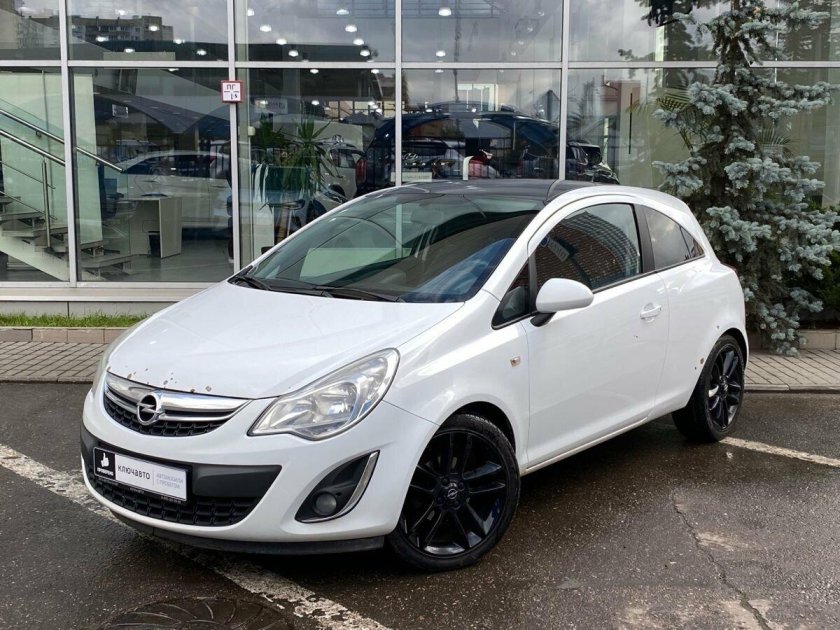 Opel Corsa 2011 белая