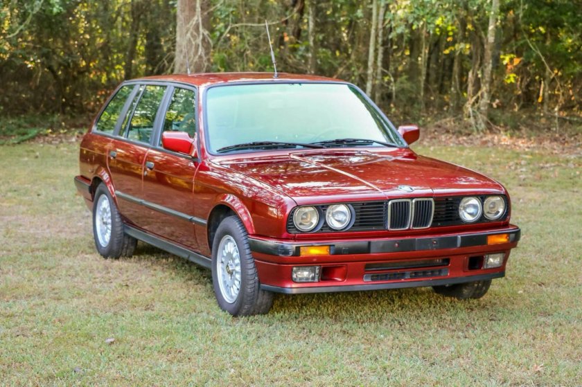 BMW e30 Touring Red
