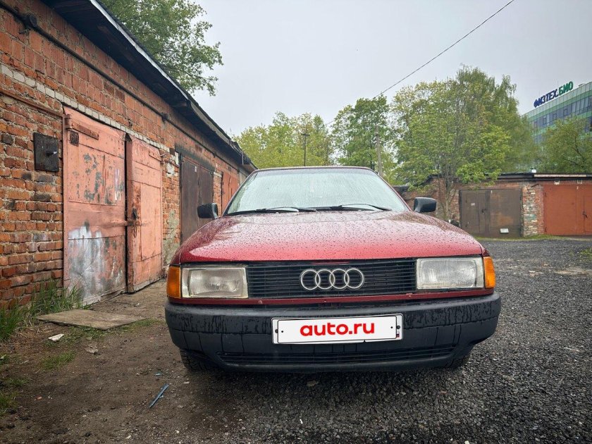 Красная ауди 80