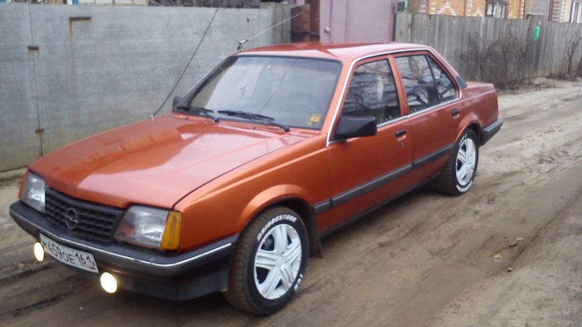 Опель Аскона золотой