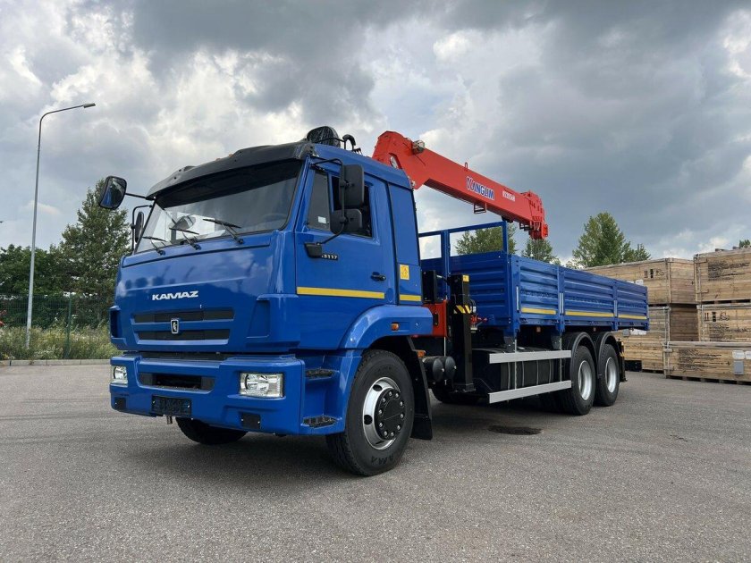 Бортовой камаз с кму