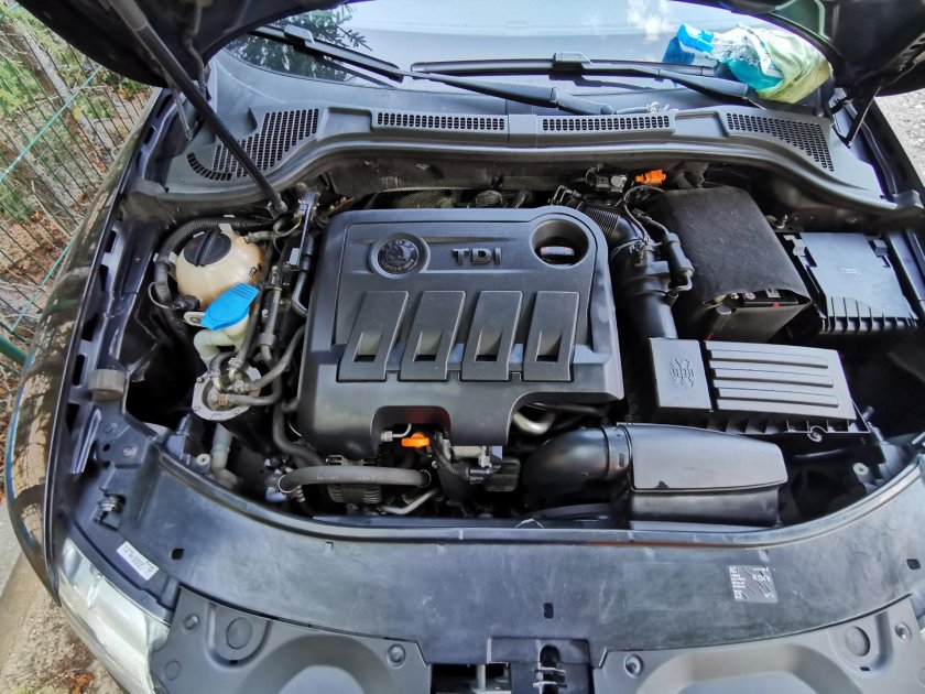 Шкода октавия подкапотное пространство