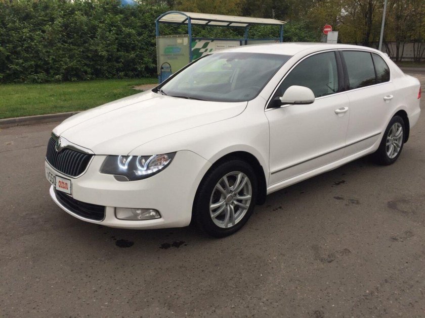 Суперб 2 лифтбек белый