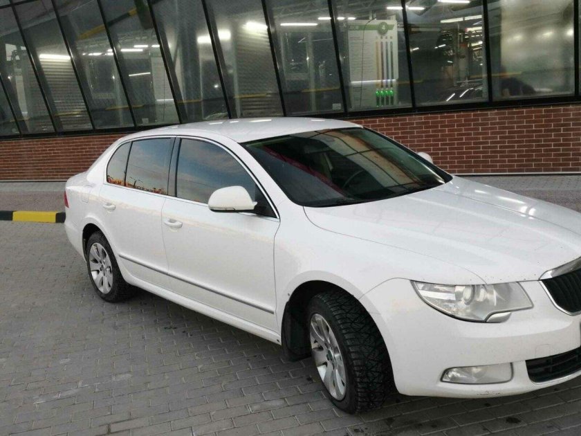 Суперб 2 лифтбек белый