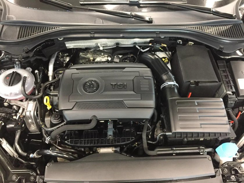 Шкода Суперб моторный отсек