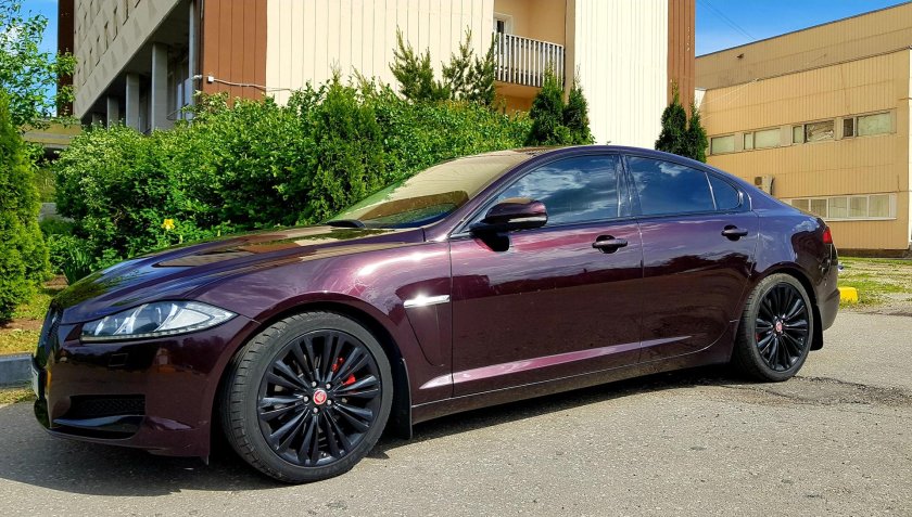 Бордовый Ягуар XF