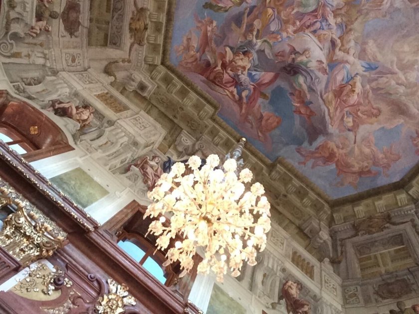 Дворец Бельведер мраморный зал