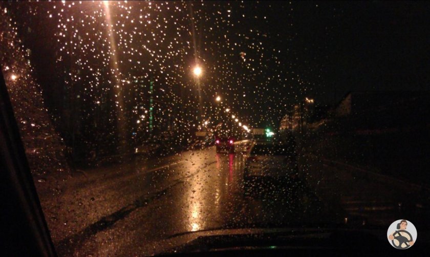 Машина ночью на дороге