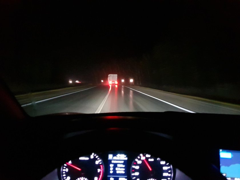 Вид из машины на дорогу ночью
