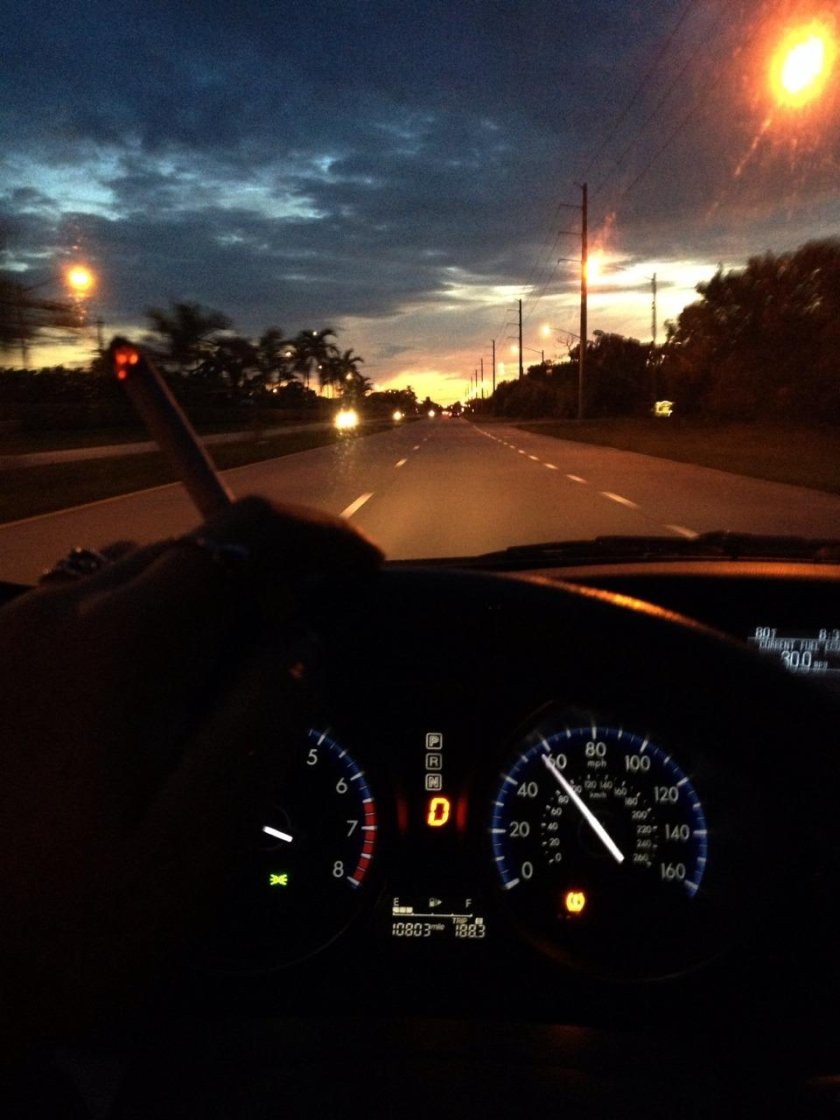 Парень за рулем ночью