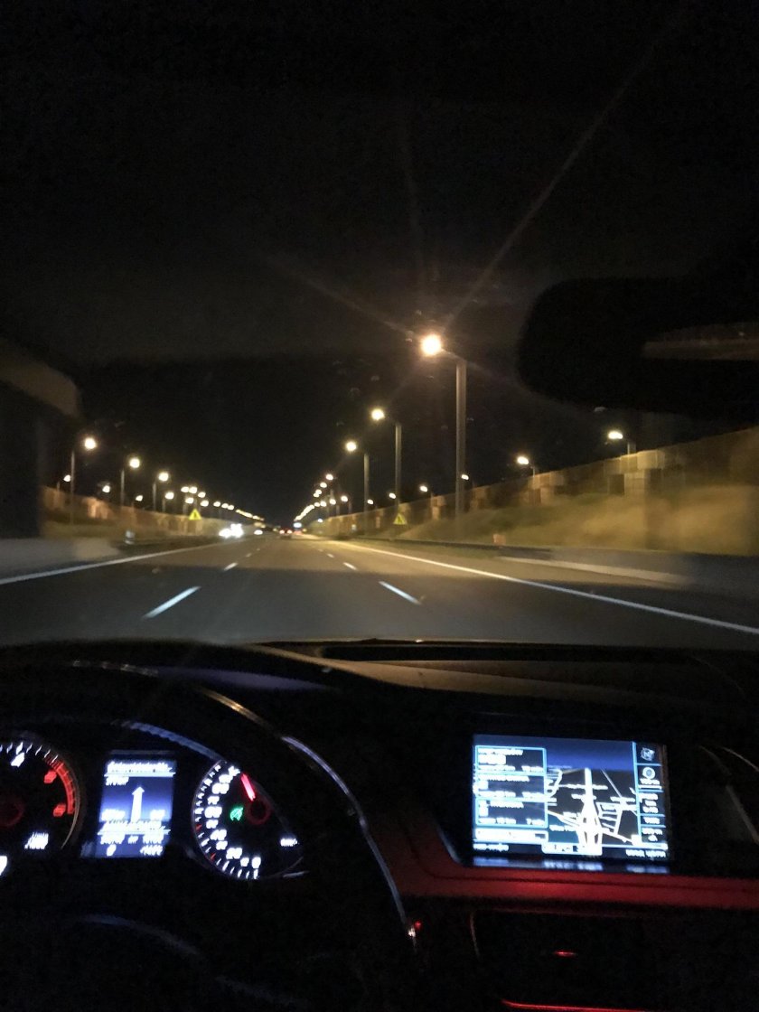Вид из машины на дорогу ночью