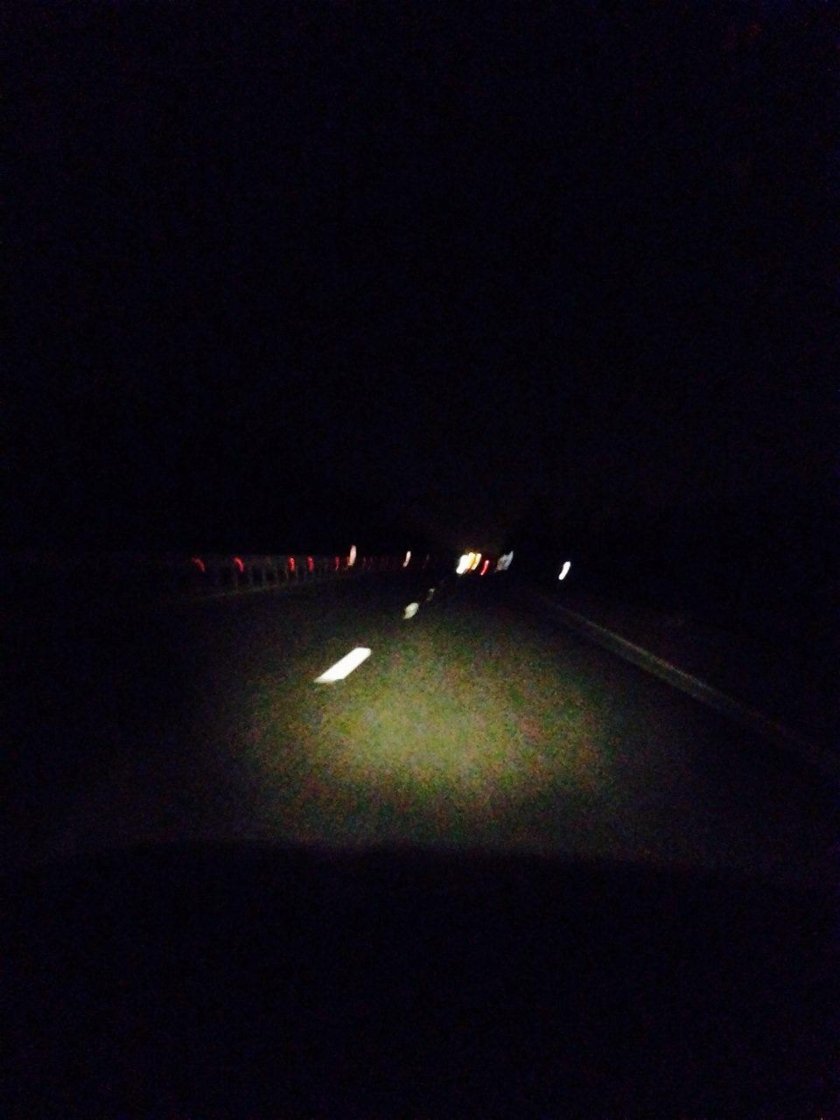 Машина ночью на дороге