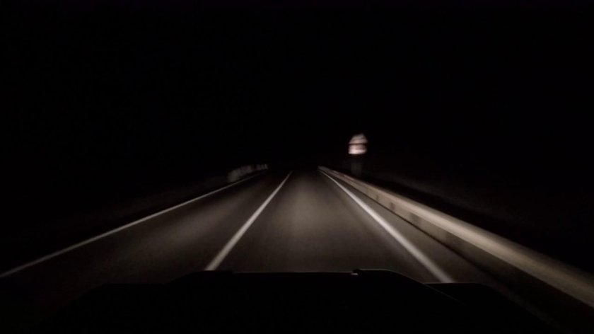 Машина ночью на дороге