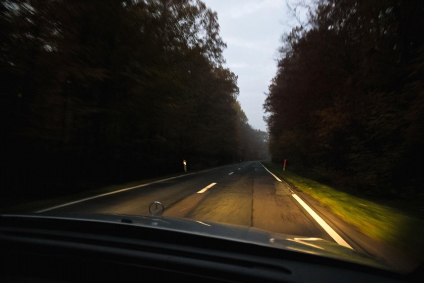 Машина ночью на дороге