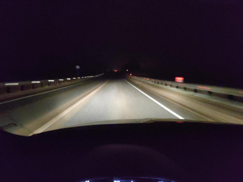 Машина ночью на дороге