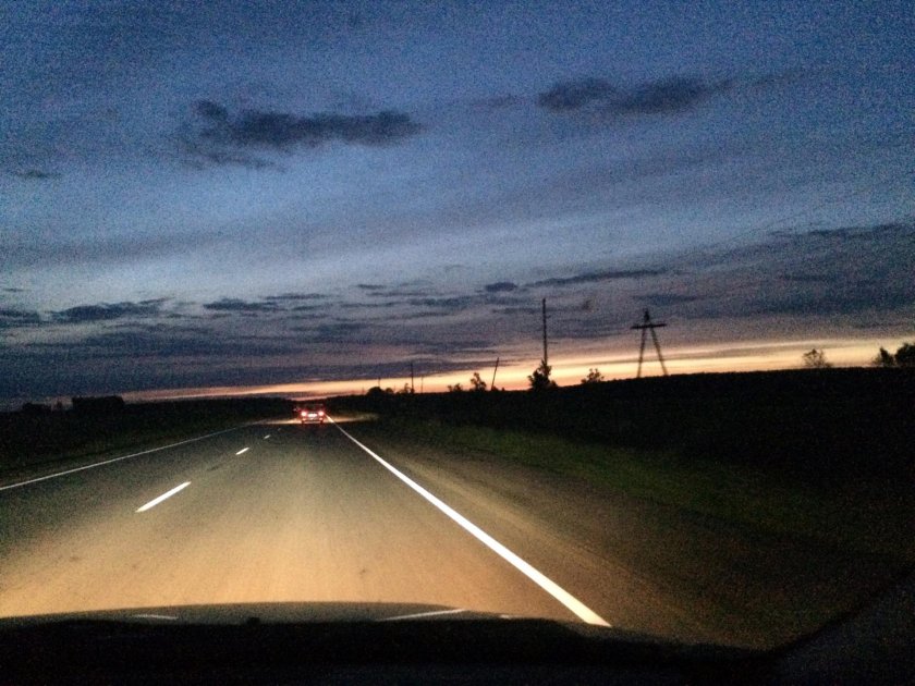 Машина ночью на дороге