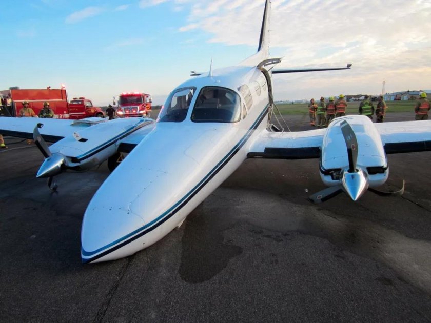 Самолет двухмоторный