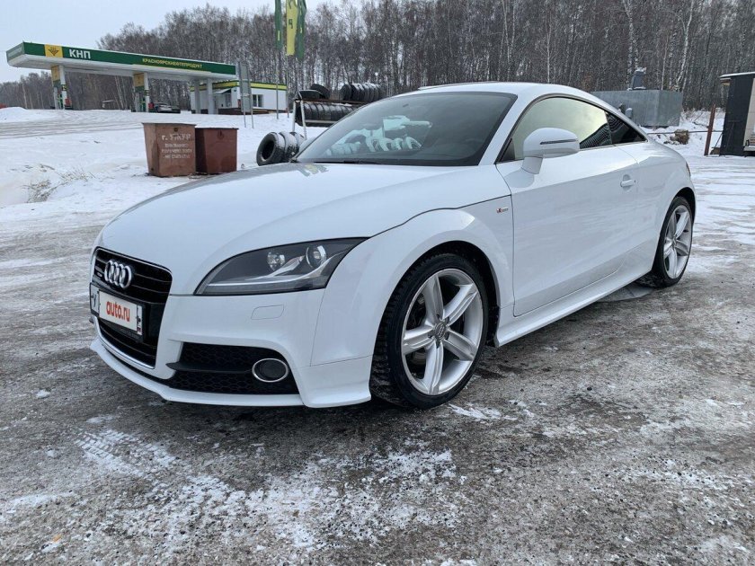 Audi TT 2012 красный рамка номер