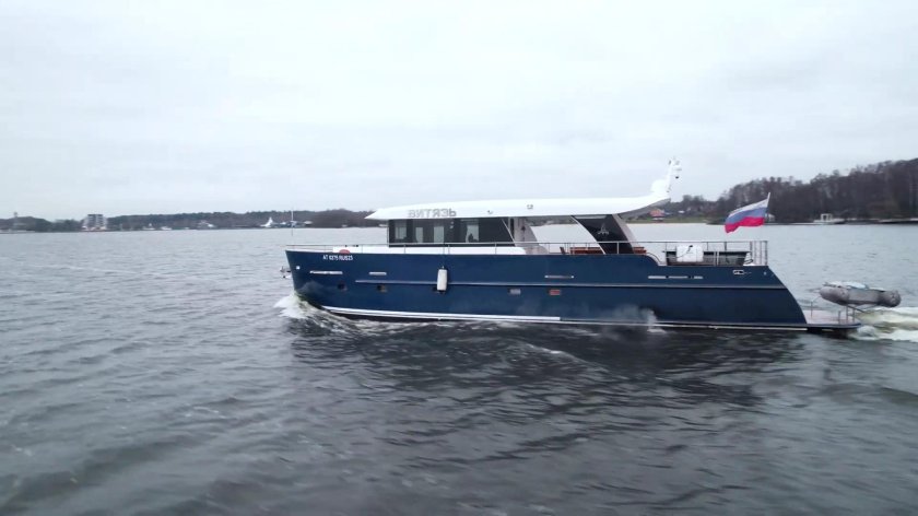 Моторная яхта Витязь