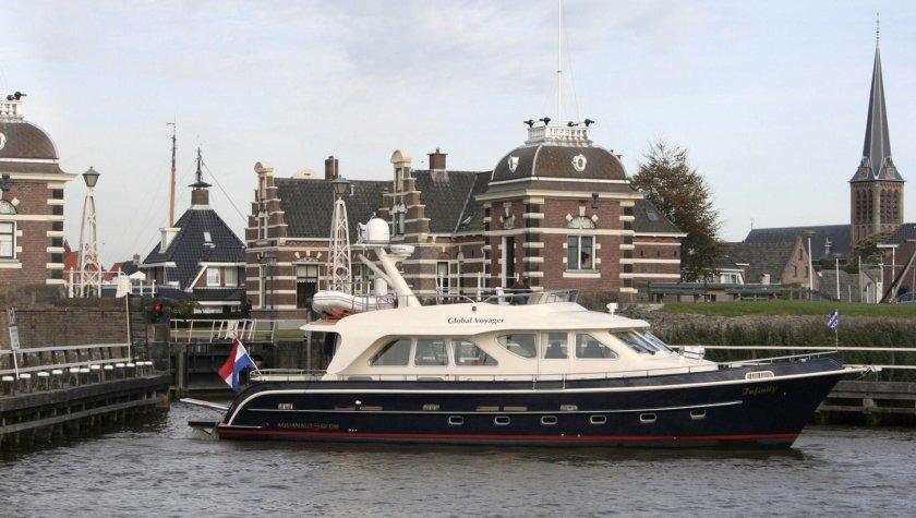 Яхта linssen grand sturdy 500