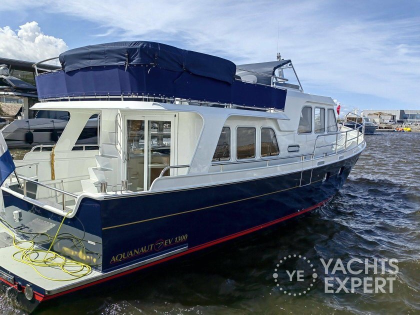 Голландские моторные яхты водоизмещающие