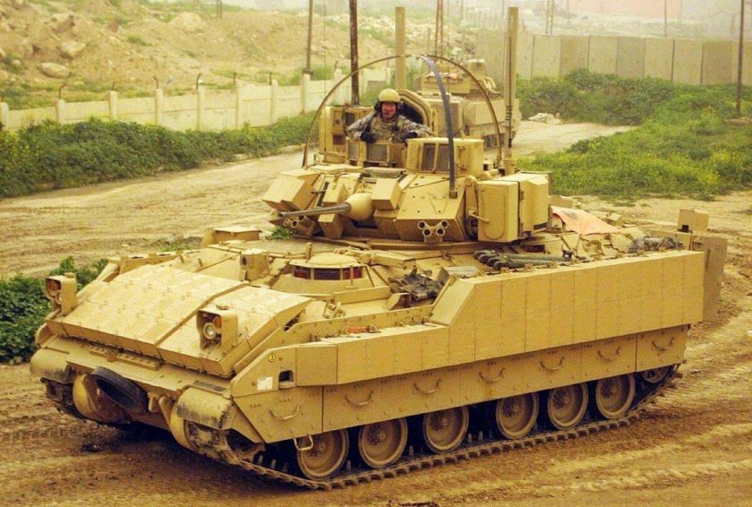 БМП м2а2 "Брэдли"