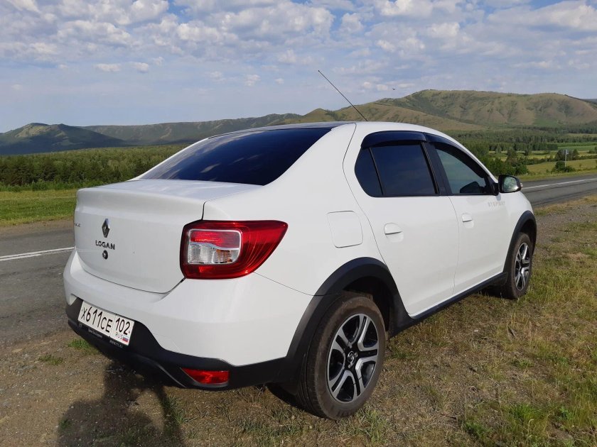 Рено Логан степвей белый