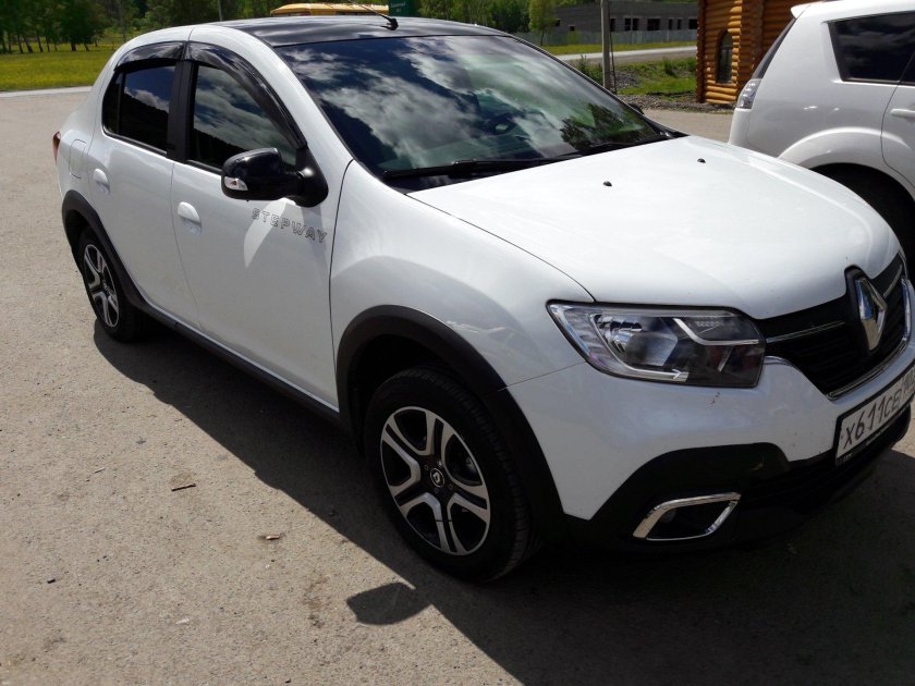 Рено Логан степвей белый
