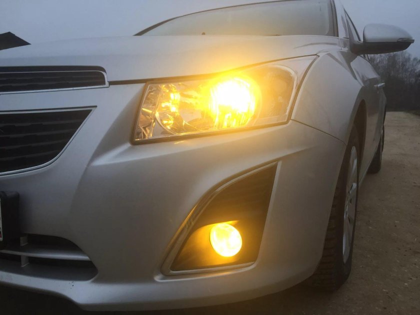 Шевроле Круз с жёлтыми габаритами