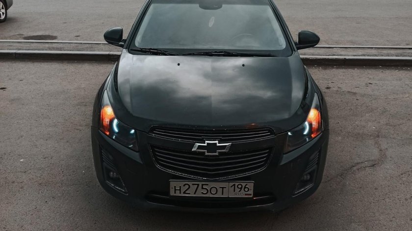 Черный Шевроле Круз черные фары