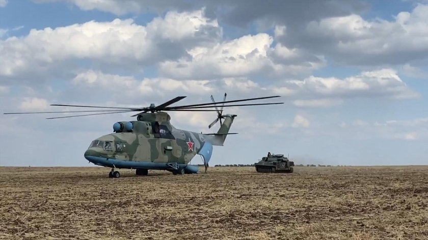 Зеленый вертолет ми-26