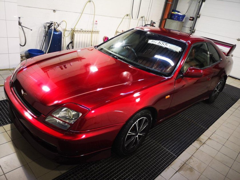 Honda Prelude красная