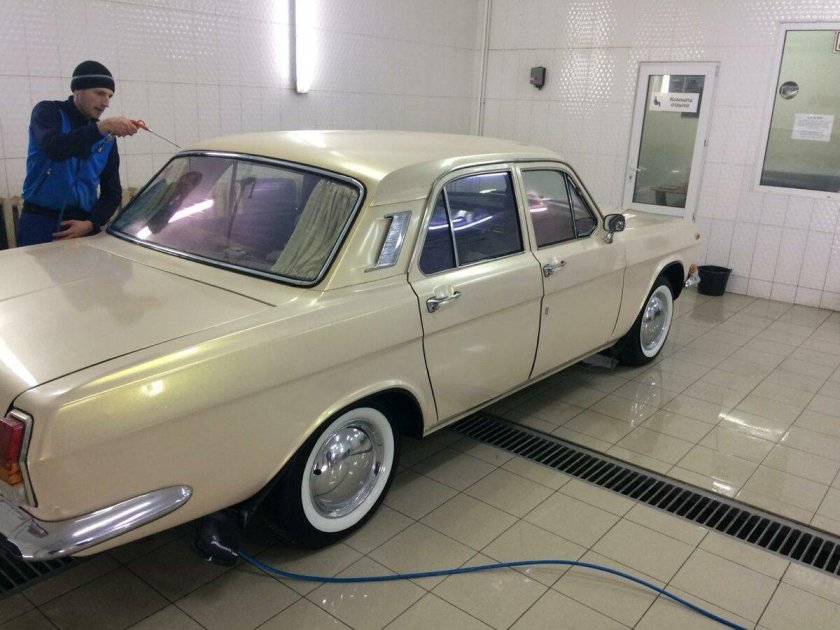 Волга ГАЗ 24 бежевая