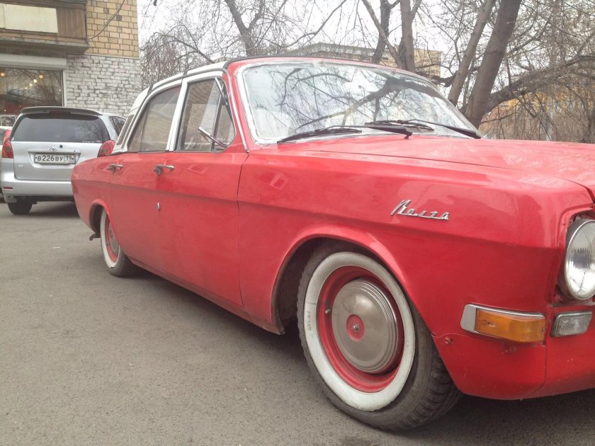 ГАЗ 24 красного цвета