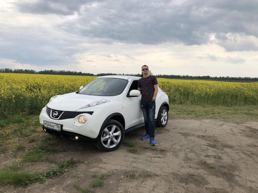 Nissan Juke с человеком рядом