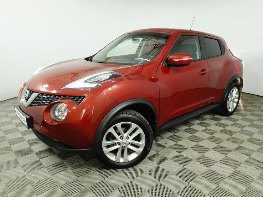 Красный Ниссан Жук с черной крышей