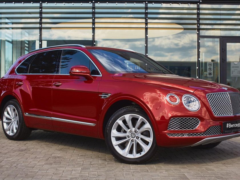 Бентли Бентайга красная