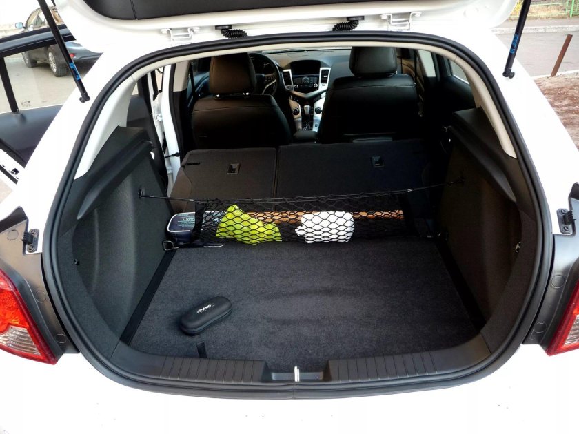 Шевроле Круз хэтчбек 2012 багажник