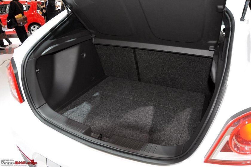 Шевроле Круз хэтчбек 2012 багажник