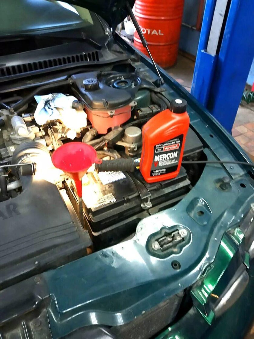 Куда заливать моторное масло