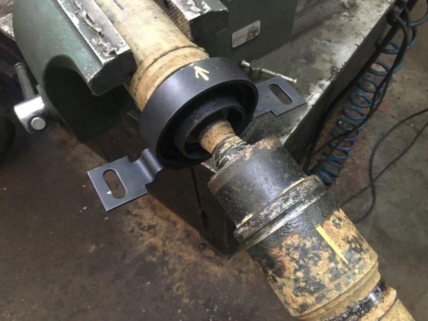 Подшипник карданного вала Рено Дастер подвесной 4х2