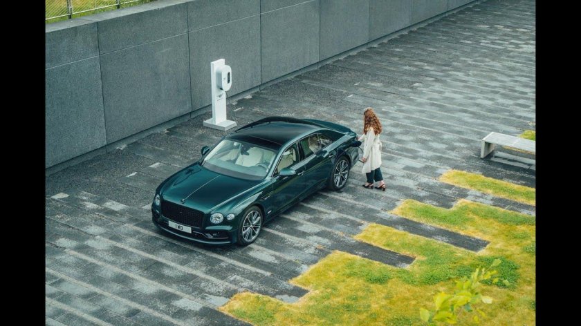 Bentley Bentayga 2022 гибрид