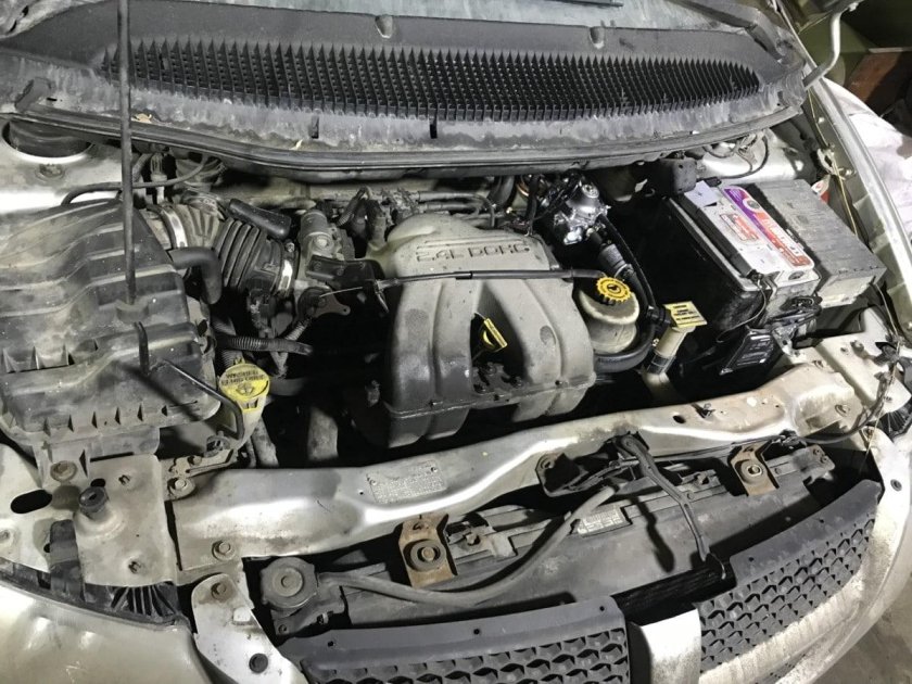 Подкапотное пространство Додж Караван 2.4