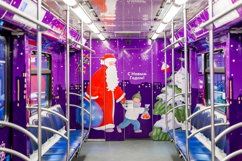 Вязаный поезд в метро