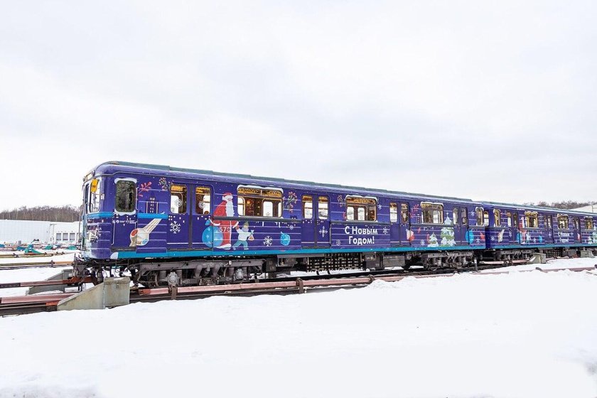 Вязаный поезд в метро