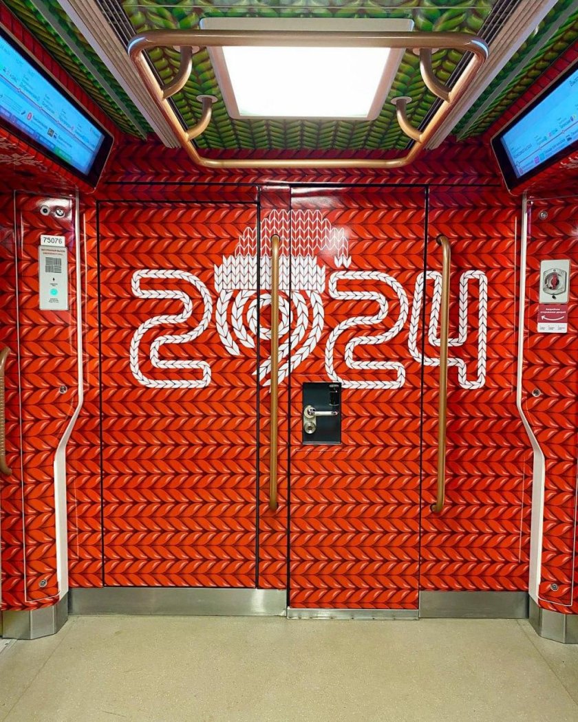 Новогодний поезд в метро москвы