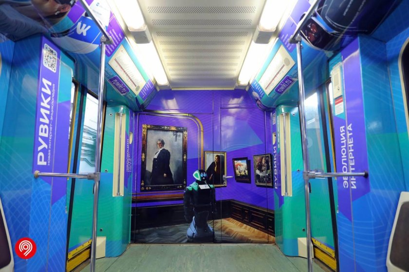 Вязаный поезд в метро