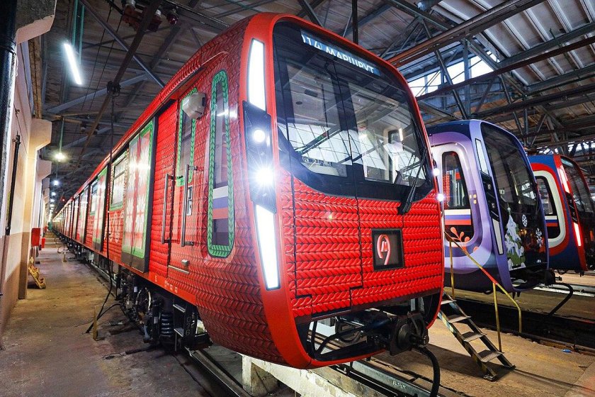 Вязаный поезд метро в Москве