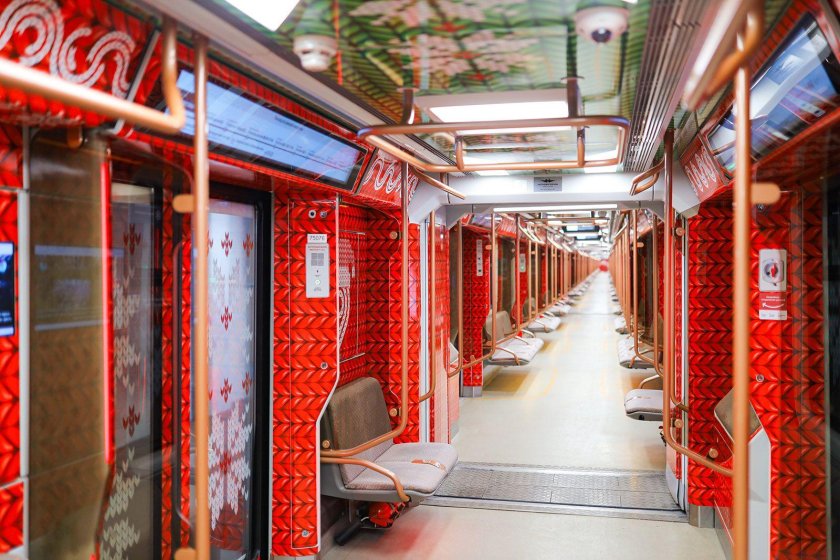 Вязаный поезд в метро