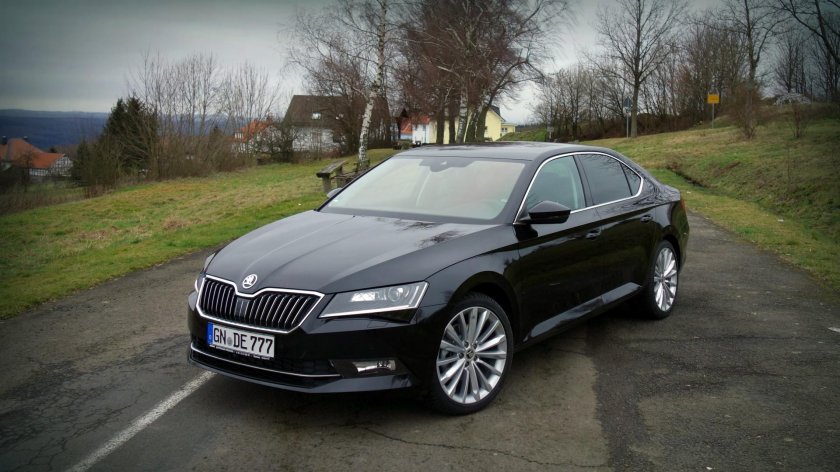 Škoda Superb черная
